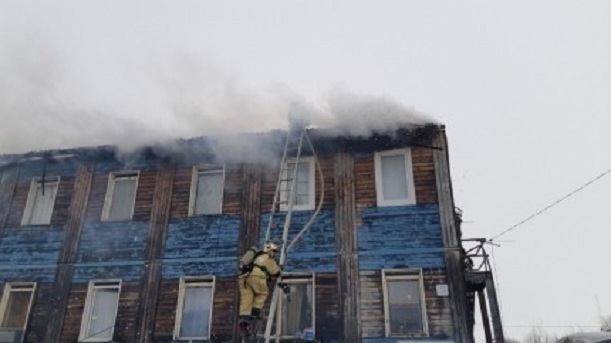 На Ямале из-за пожара в двухэтажном доме эвакуировано 30 человек