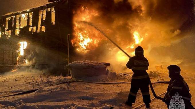 Крупный ночной пожар в Новом Уренгое уничтожил расселенную «деревяшку»