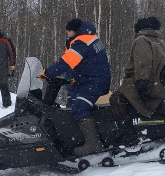 На Ямале спасатели эвакуировали мужчину и семерых детей, застрявших в тундре