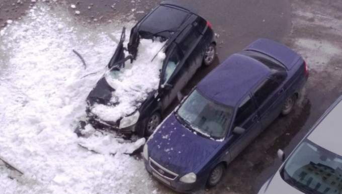 В Новом Уренгое снег с крыши расплющил автомобиль